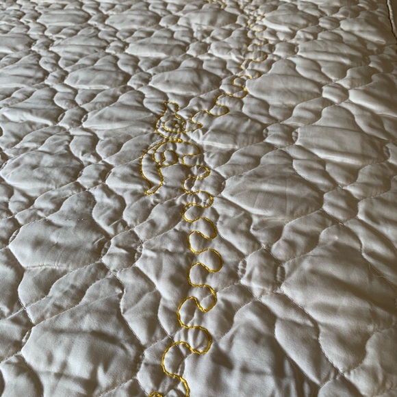 Vintage 1970s  Queen sized Bed topper quilt in neutral and mustard yellow - Picture 5 of 6